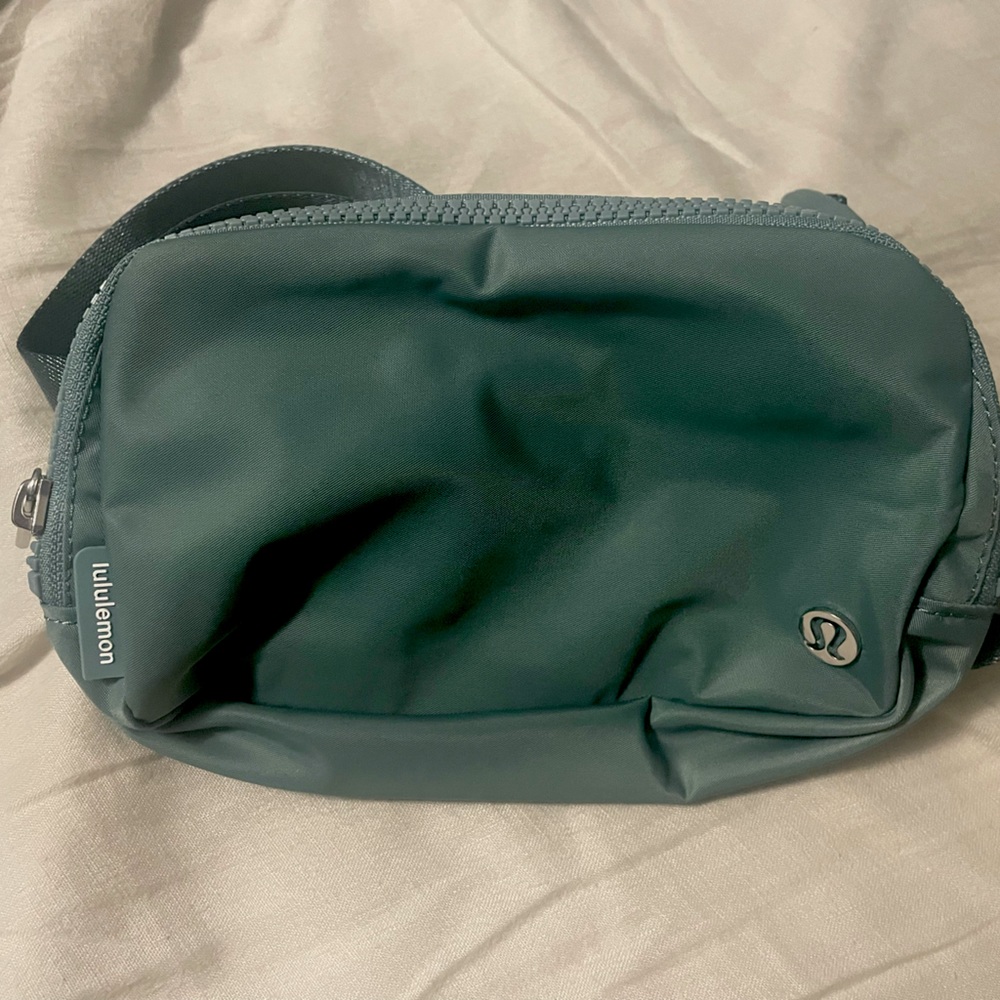 Lululemon everywhere belt bag